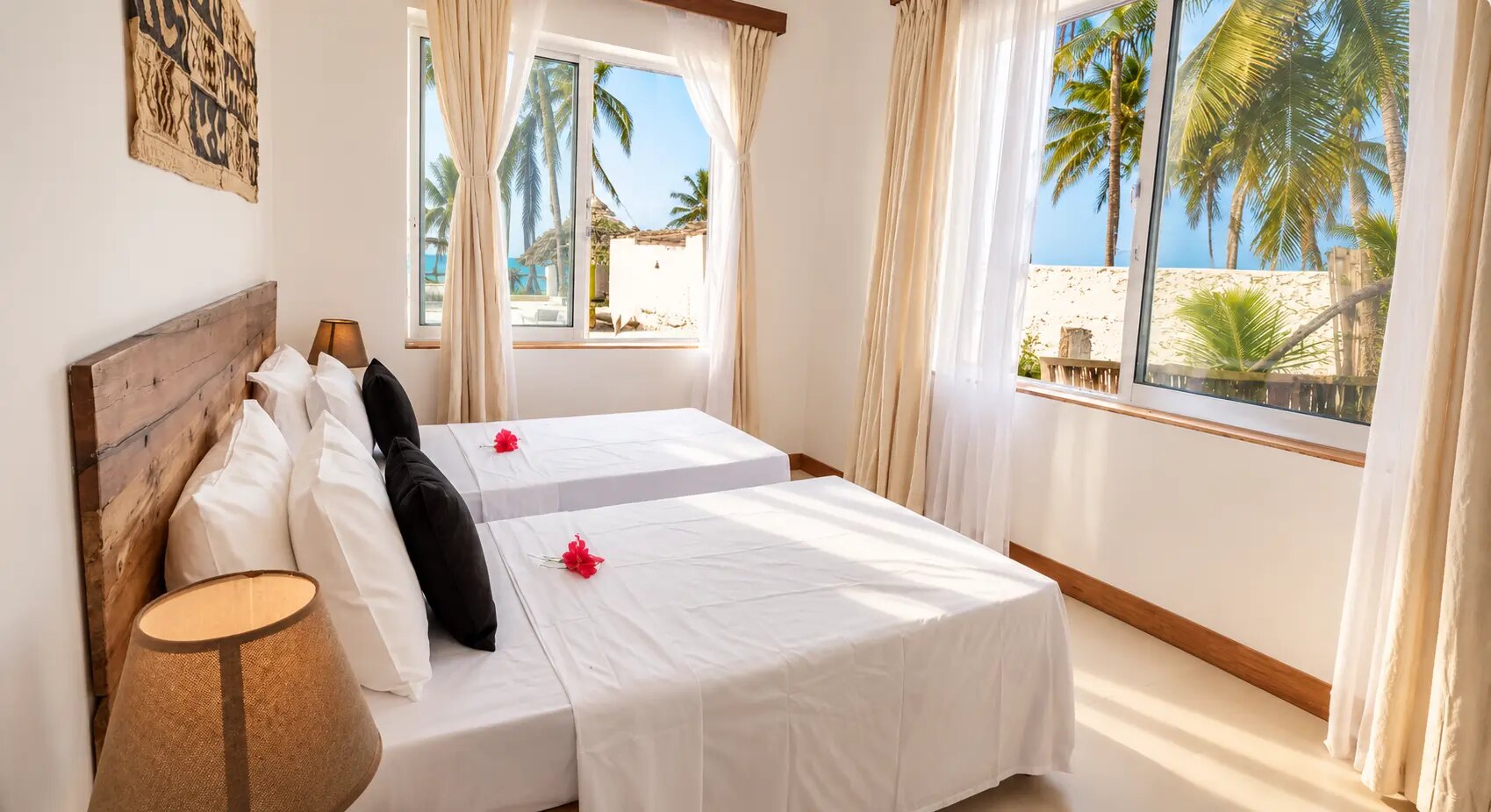 Twin bedroom with corner windows towards the ocean